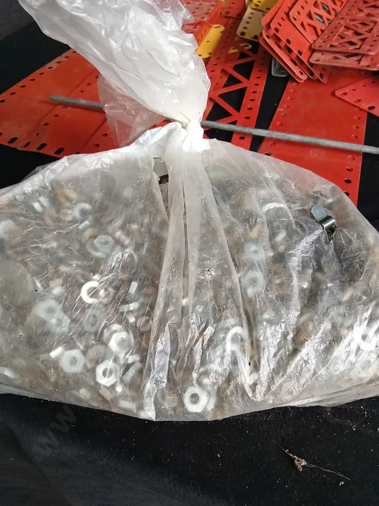 LARGE BAG OF VINTAGE MECCANO INCLUDES PLATES, CONNECTORS, WHEELS, GEARS, NUT BOLTS, JOINERS ETC Image 1++