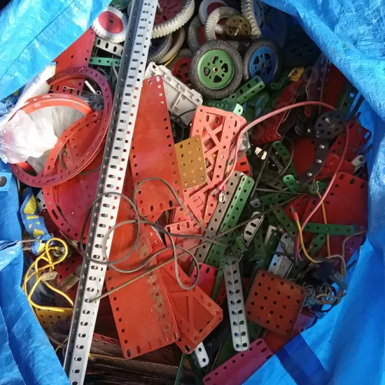 LARGE BAG OF VINTAGE MECCANO INCLUDES PLATES, CONNECTORS, WHEELS, GEARS, NUT BOLTS, JOINERS ETC