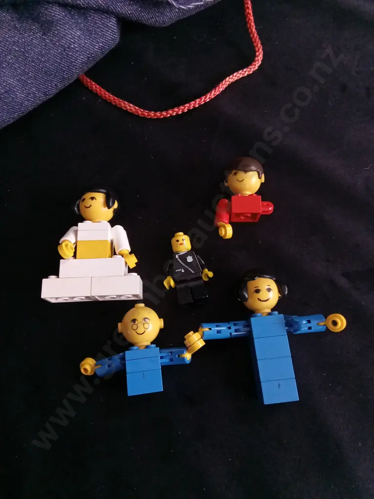 COLLECTION OF VINTAGE AND NEW LEGO Image 1++