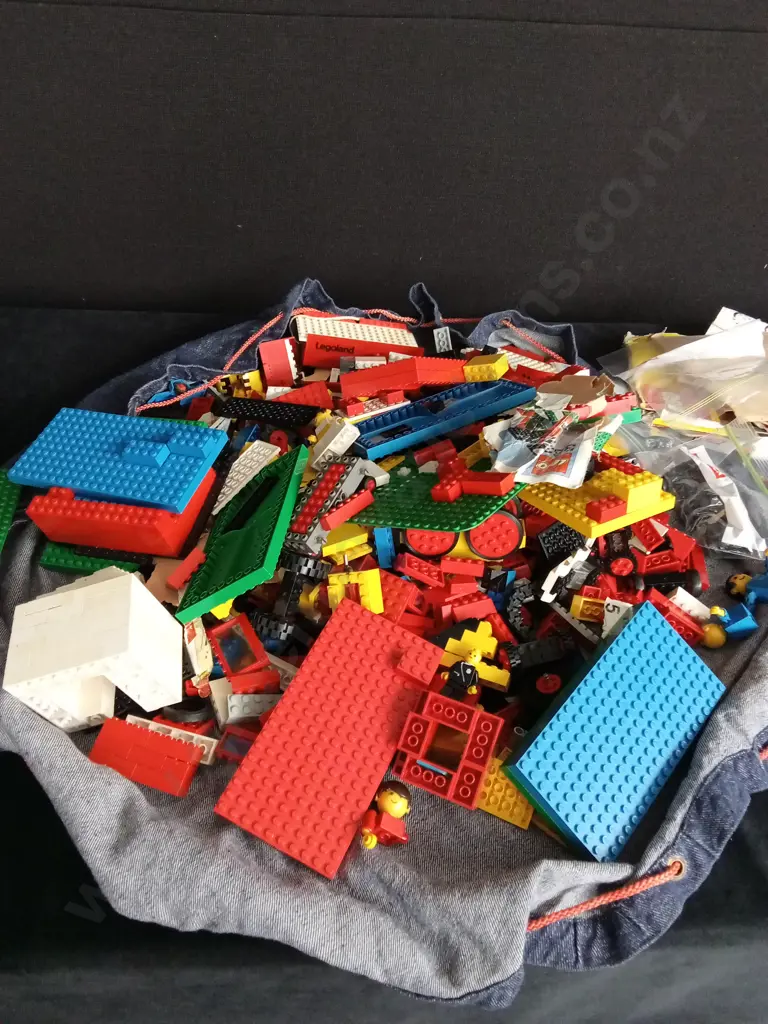 COLLECTION OF VINTAGE AND NEW LEGO Image 1++