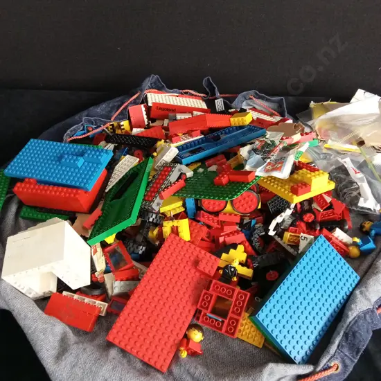 COLLECTION OF VINTAGE AND NEW LEGO