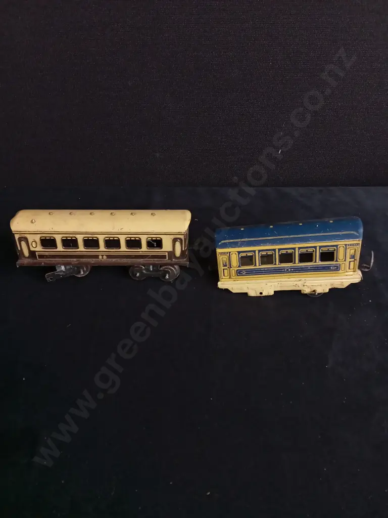 HORNBY AND OTHER BRANDED VINTAGE TRAINS & CARRIAGES Image 1++