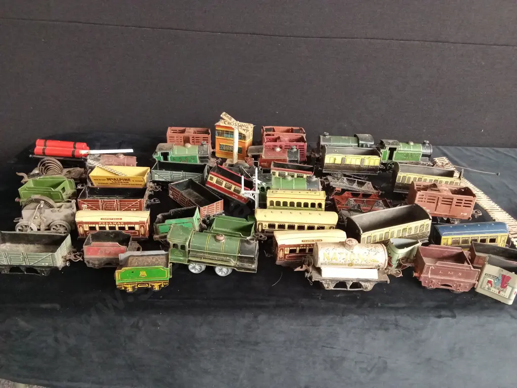HORNBY AND OTHER BRANDED VINTAGE TRAINS & CARRIAGES Image 1++