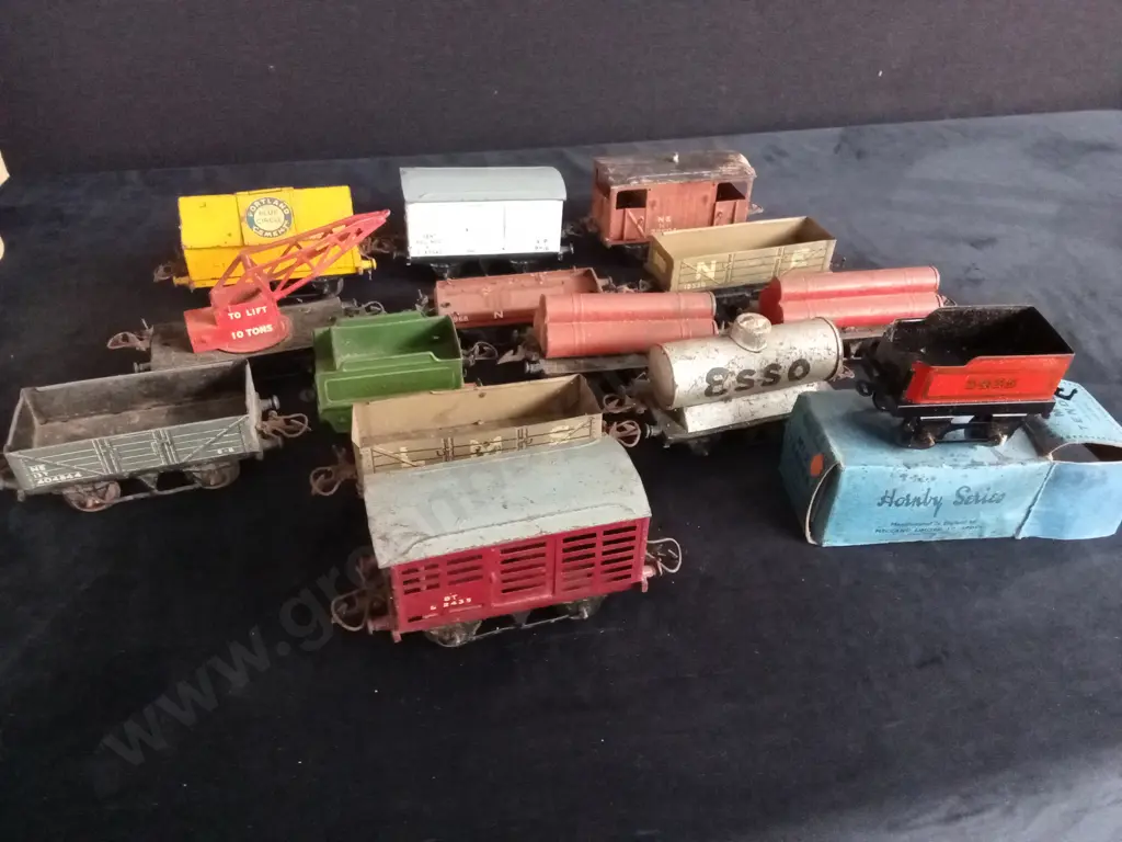 HORNBY AND OTHER BRANDED VINTAGE TRAINS & CARRIAGES Image 1++