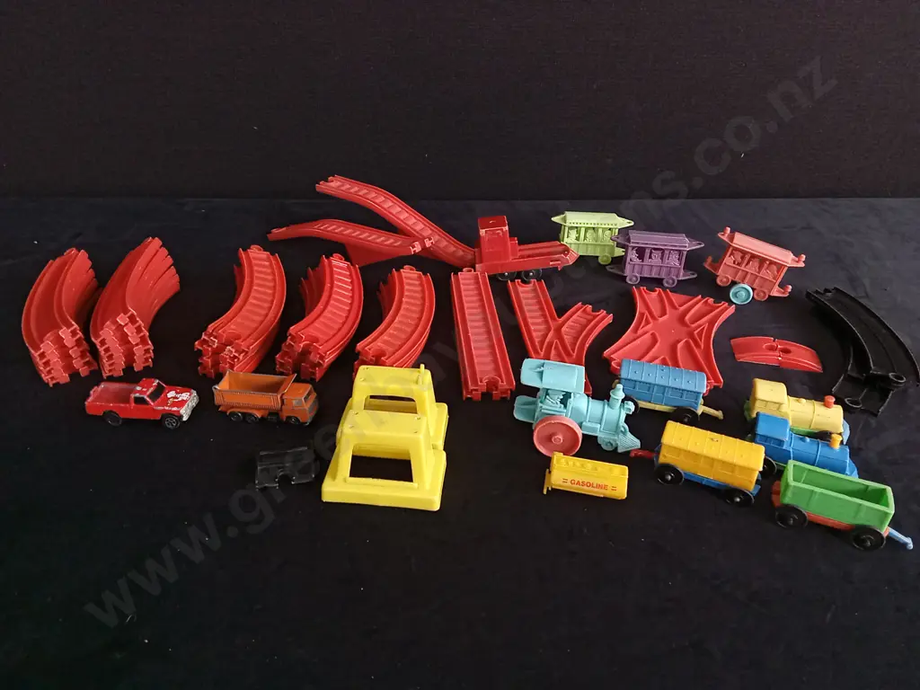 VINTAGE PLASTIC TRAIN SET Image 1++