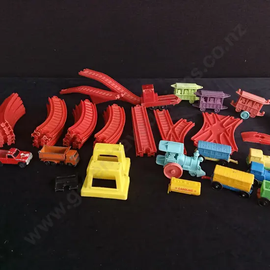 VINTAGE PLASTIC TRAIN SET