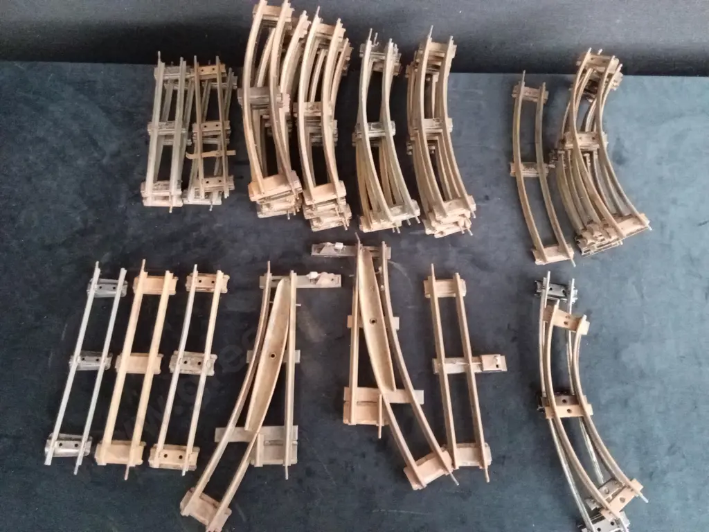 LARGE QUANTITY OF VINTAGE 0 GAUGE RAILWAY TRACK SOME BRANDED HORNBY SOME BRANDED LAWRENCE LINES Image 1++