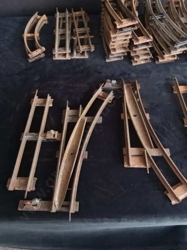 LARGE QUANTITY OF VINTAGE 0 GAUGE RAILWAY TRACK SOME BRANDED HORNBY SOME BRANDED LAWRENCE LINES Image 1++