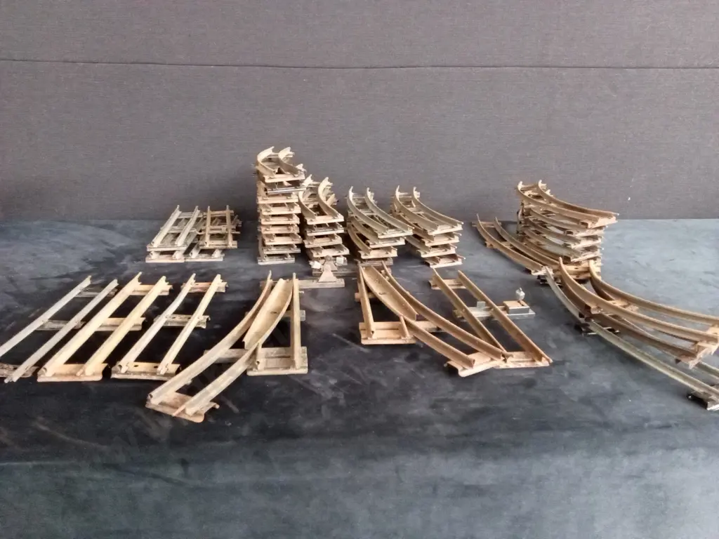 LARGE QUANTITY OF VINTAGE 0 GAUGE RAILWAY TRACK SOME BRANDED HORNBY SOME BRANDED LAWRENCE LINES Image 1++