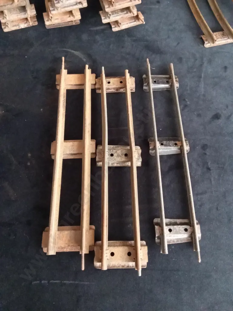 LARGE QUANTITY OF VINTAGE 0 GAUGE RAILWAY TRACK SOME BRANDED HORNBY SOME BRANDED LAWRENCE LINES Image 1++