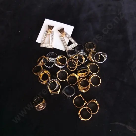 MIX OF RINGS AND EARRINGS