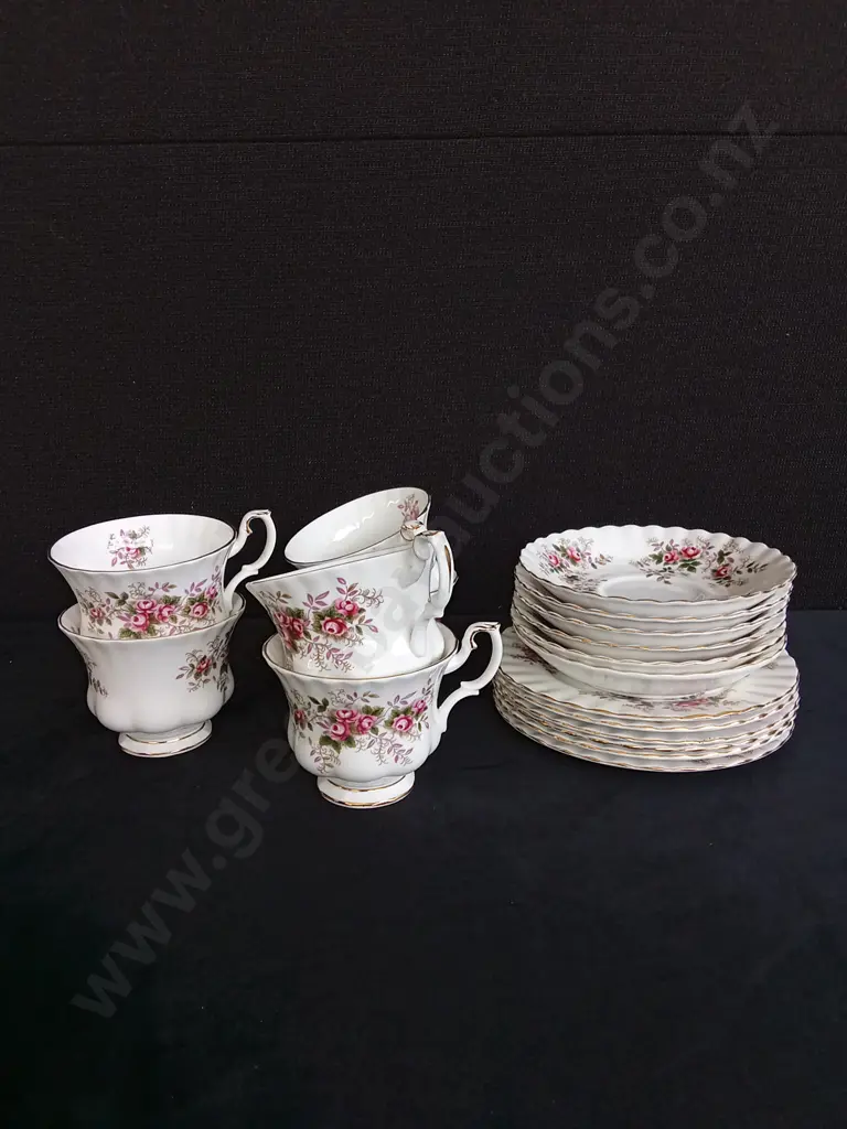 18 PIECES ROYAL ALBERT BONE CHINA LAVENDER ROSE TEA CUP AND SAUCERS SETS Image 1++