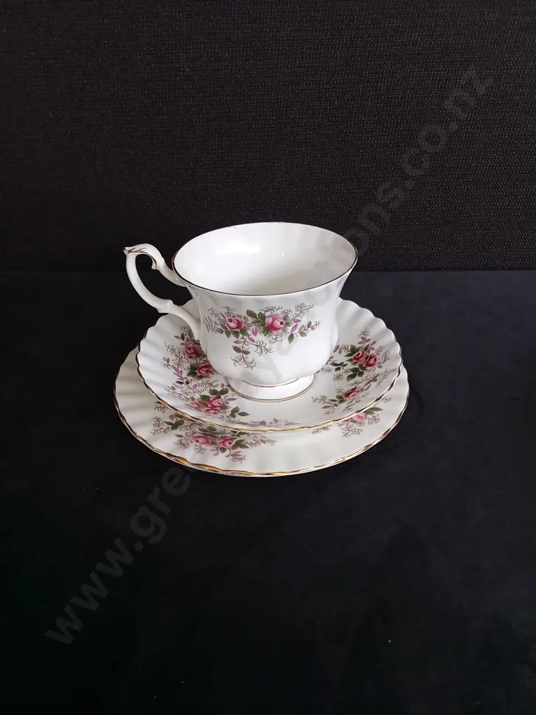 18 PIECES ROYAL ALBERT BONE CHINA LAVENDER ROSE TEA CUP AND SAUCERS SETS Image 1++