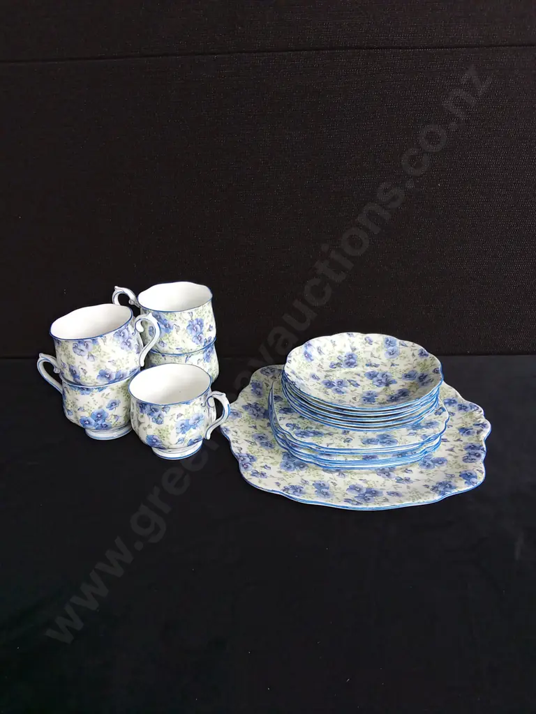 16 PIECE ROYAL ALBERT CROWN CHINA SET Image 1++