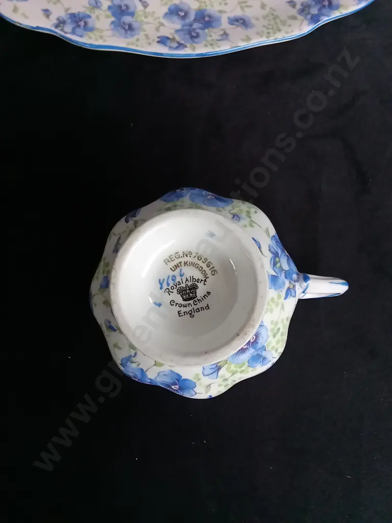 16 PIECE ROYAL ALBERT CROWN CHINA SET Image 1++