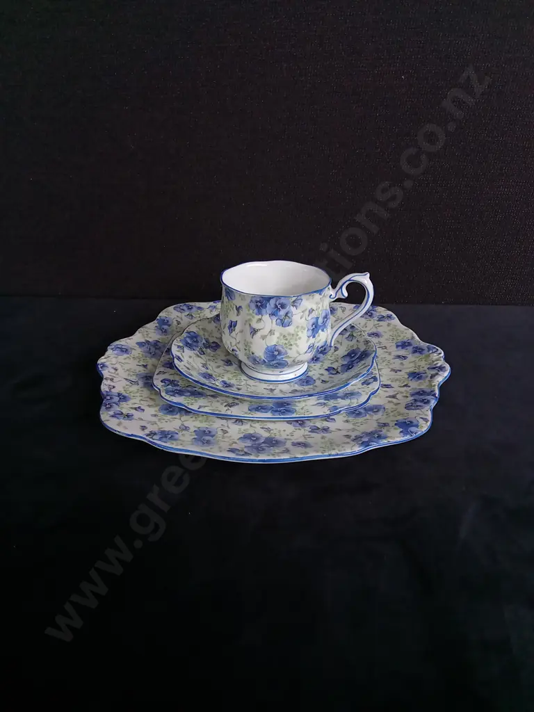 16 PIECE ROYAL ALBERT CROWN CHINA SET Image 1++