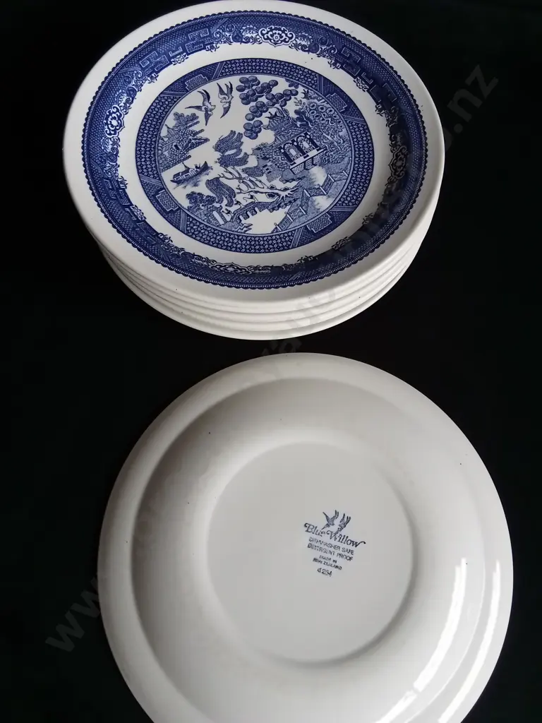 SET OF 8 CROWN LYNN BLUE WILLOW PLATES Image 1++