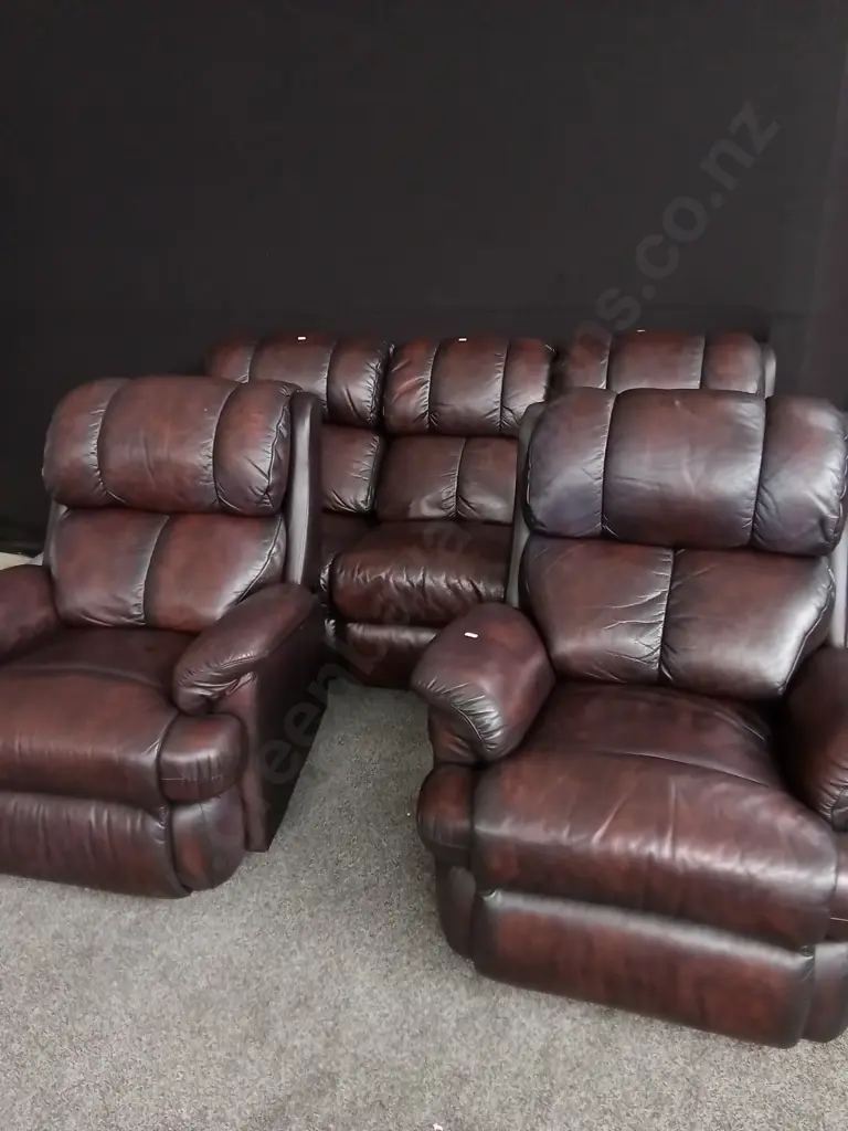 DARK BURGUNDY LEATHER LOUNGE SUITE, TWO RECLINING CHAIRS AND SEPARABLE THREE SEATER  SOFA Image 1++