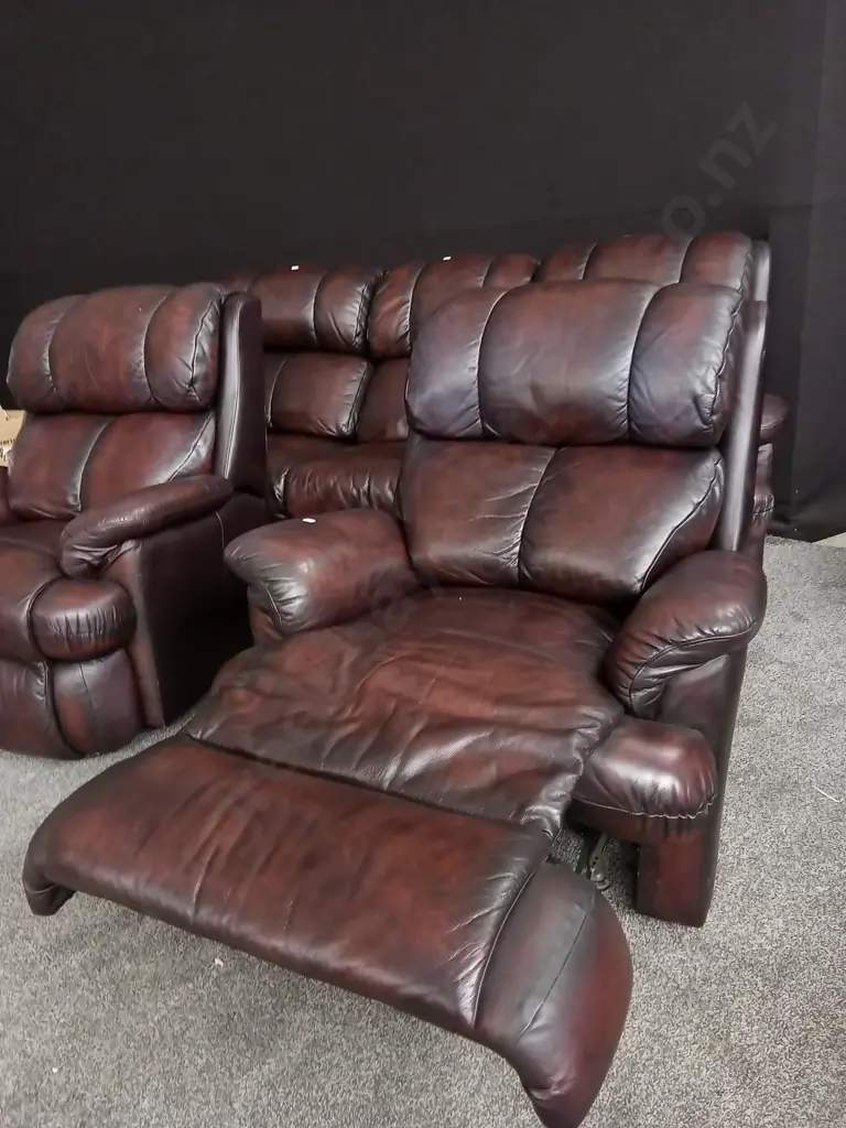 DARK BURGUNDY LEATHER LOUNGE SUITE, TWO RECLINING CHAIRS AND SEPARABLE THREE SEATER  SOFA Image 1++
