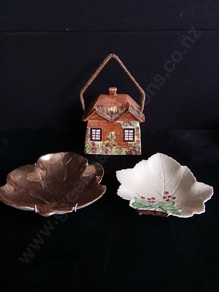 3 PIECES LEAF PLATES AND CERAMIC HOUSE CONTAINER Image 1++