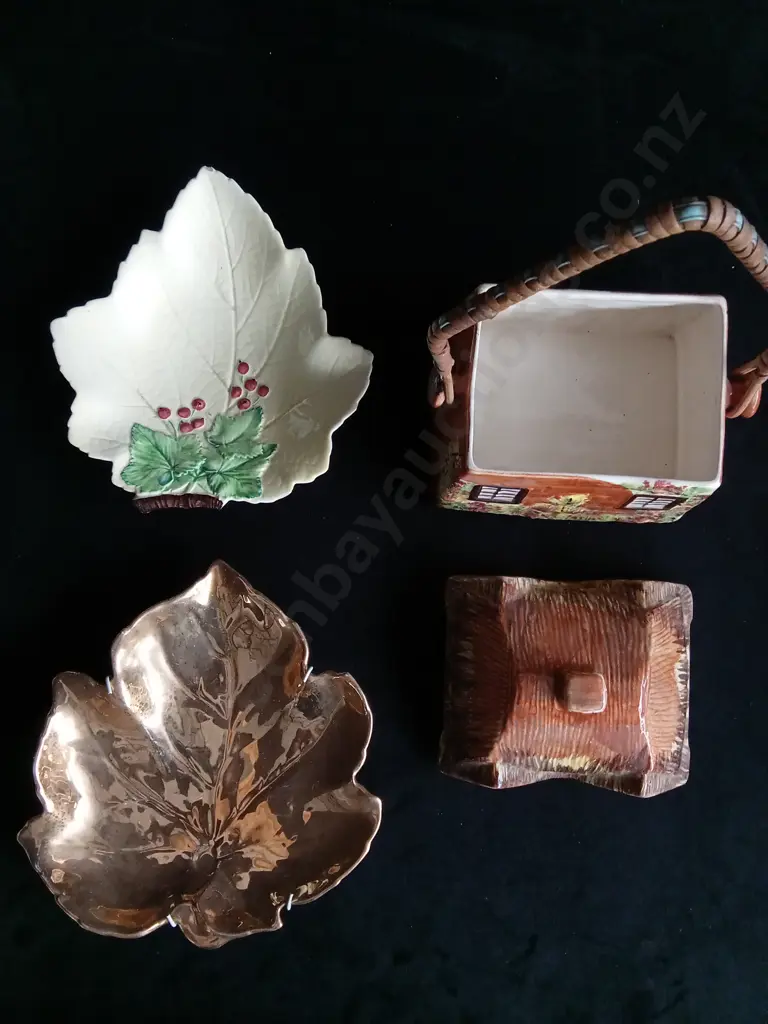 3 PIECES LEAF PLATES AND CERAMIC HOUSE CONTAINER Image 1++