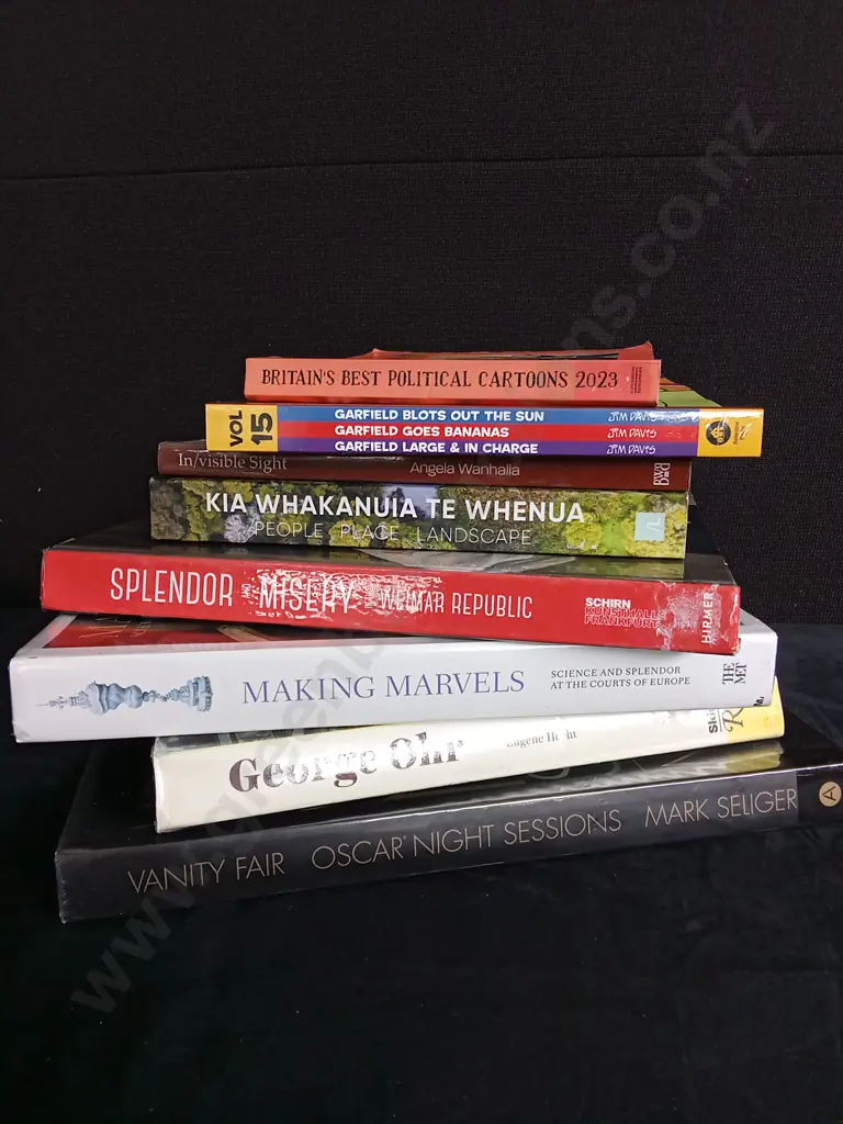 8 PIECES MIX OF BOOKS Image 1++