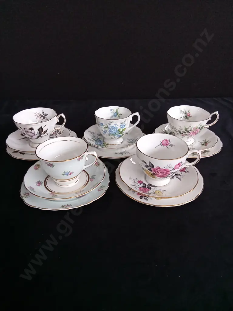3 ROYAL ALBERT 1 ROYAL VALE AND 1 COLCLOUGH CHINA TEA CUP SETS Image 1++