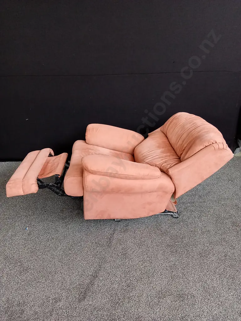 DAWSONS FURNITURE LOUNGE SUITE - 3 SEATER, 2 SEATER AND 2 X RECLINGING ARMCHAIRS - SUPER COMFY Image 1++