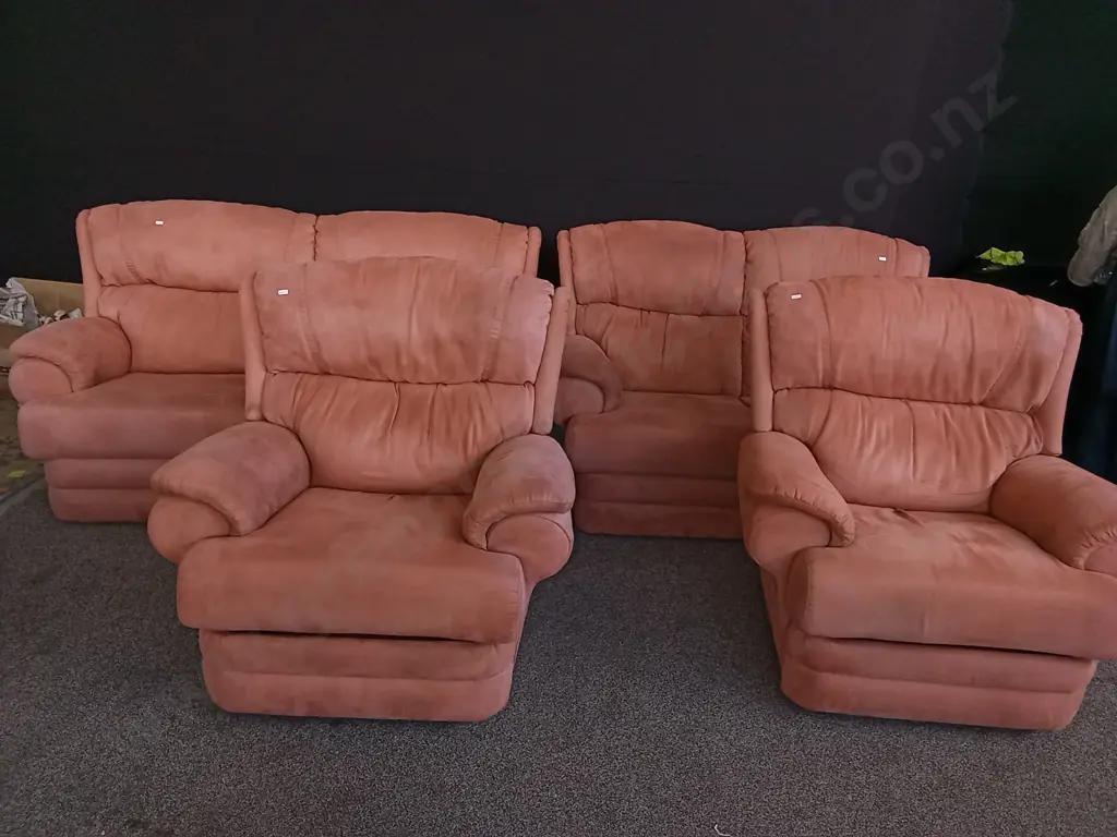 DAWSONS FURNITURE LOUNGE SUITE - 3 SEATER, 2 SEATER AND 2 X RECLINGING ARMCHAIRS - SUPER COMFY Image 1++