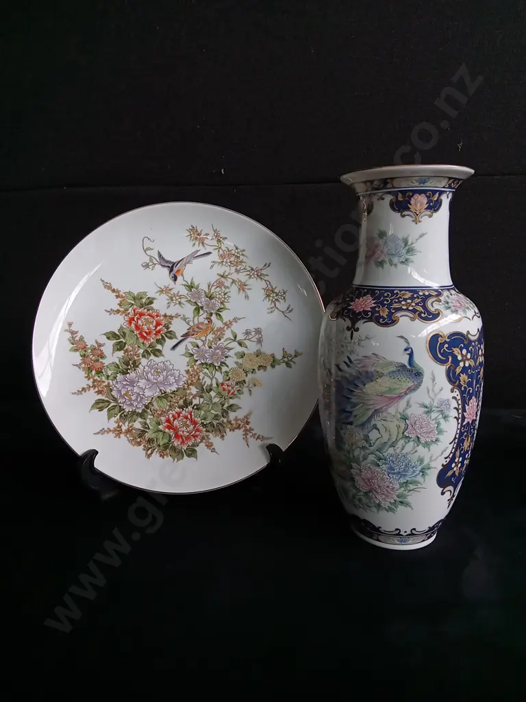 JAPANESE TOYO VASE AND DECORATIVE PLATE Image 1++
