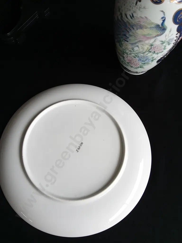 JAPANESE TOYO VASE AND DECORATIVE PLATE Image 1++