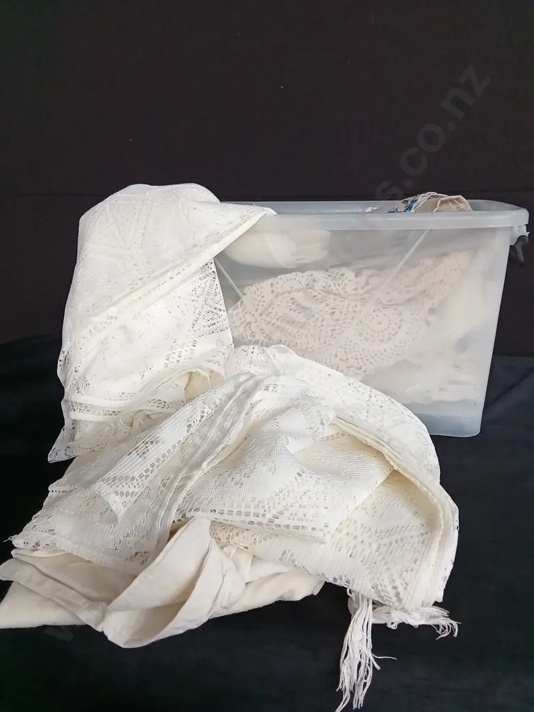 BOX OF ASSORTED TABLE CLOTHS Image 1++