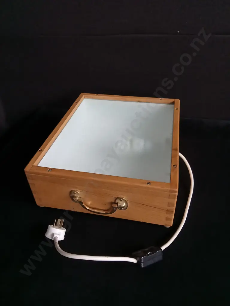 VINTAGE WOODEN LIGHTBOX WORKING Image 1++