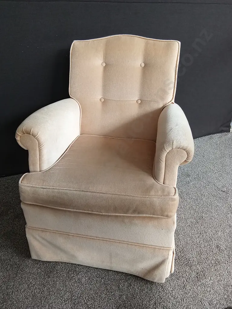 VINTAGE HOLLYWOOD REGENCY STYLE CHAIR - FREYING AT THE TOP BACK Image 1++