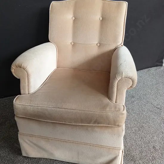 VINTAGE HOLLYWOOD REGENCY STYLE CHAIR - FREYING AT THE TOP BACK