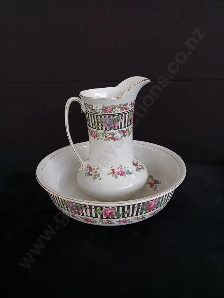 VINTAGE PORCELAIN WATER PITCHER AND BASIN SET Image 1++