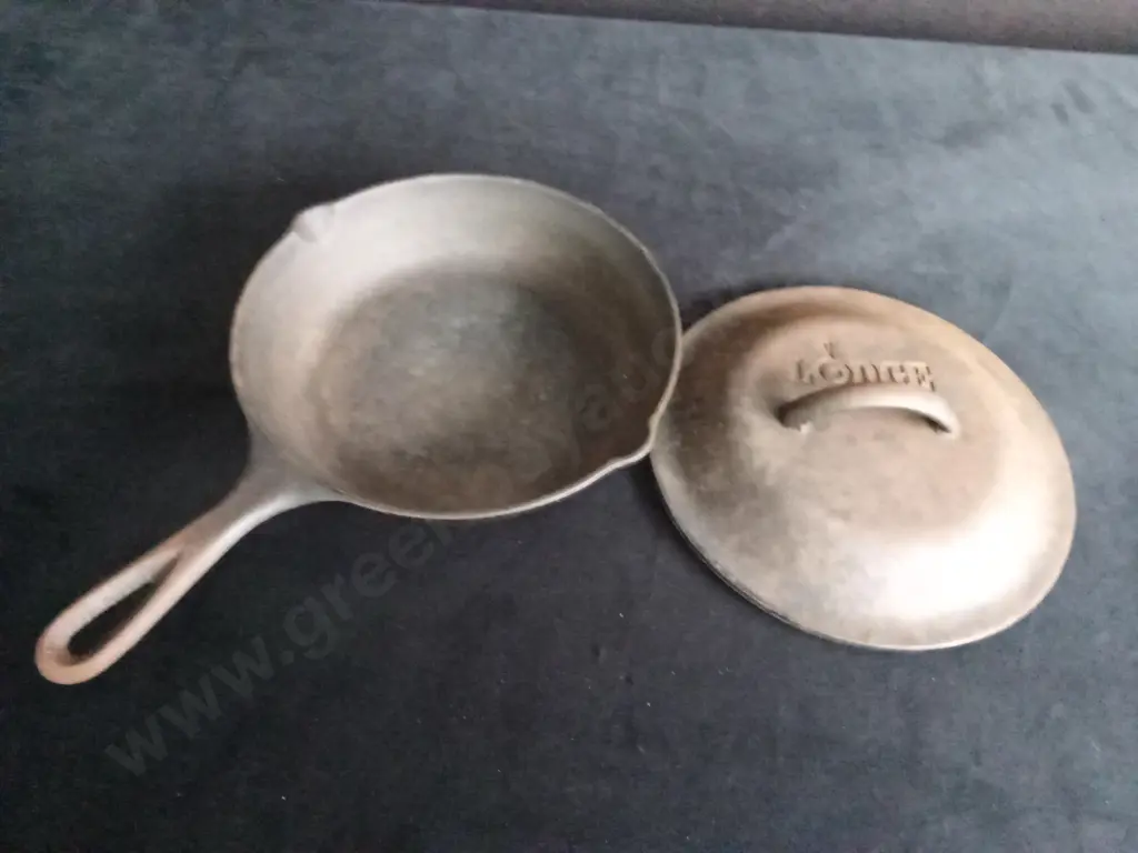 CAST IRON POT WITH LID Image 1++