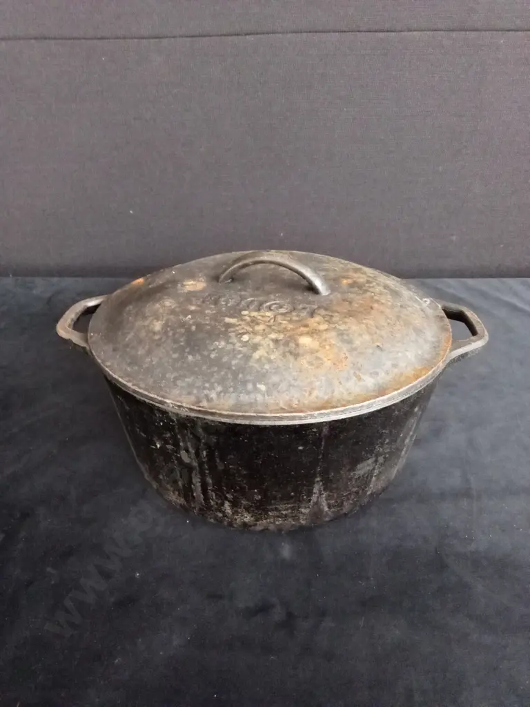 CAST IRON POTS AND LID Image 1++