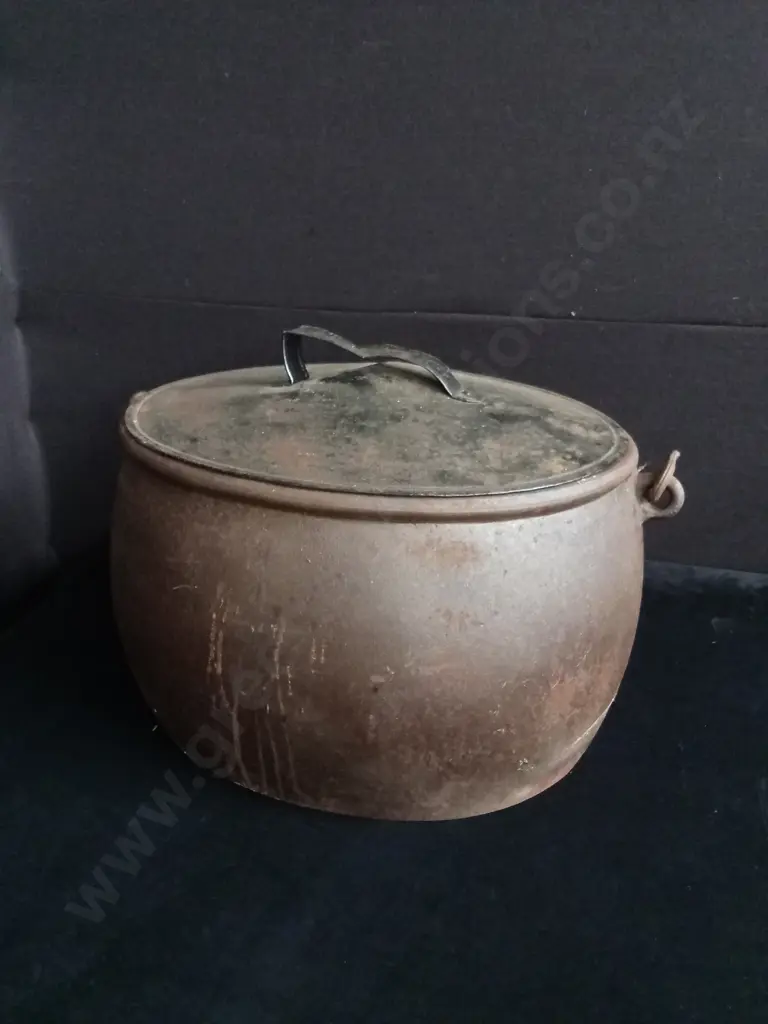 VINTAGE CAST IRON POT AND LID Image 1++