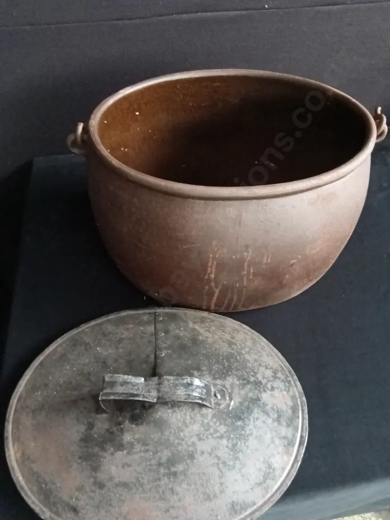 VINTAGE CAST IRON POT AND LID Image 1++