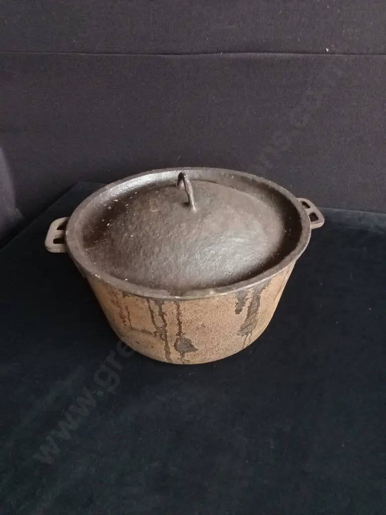 VINTAGE CAST IRON POT AND LID Image 1++