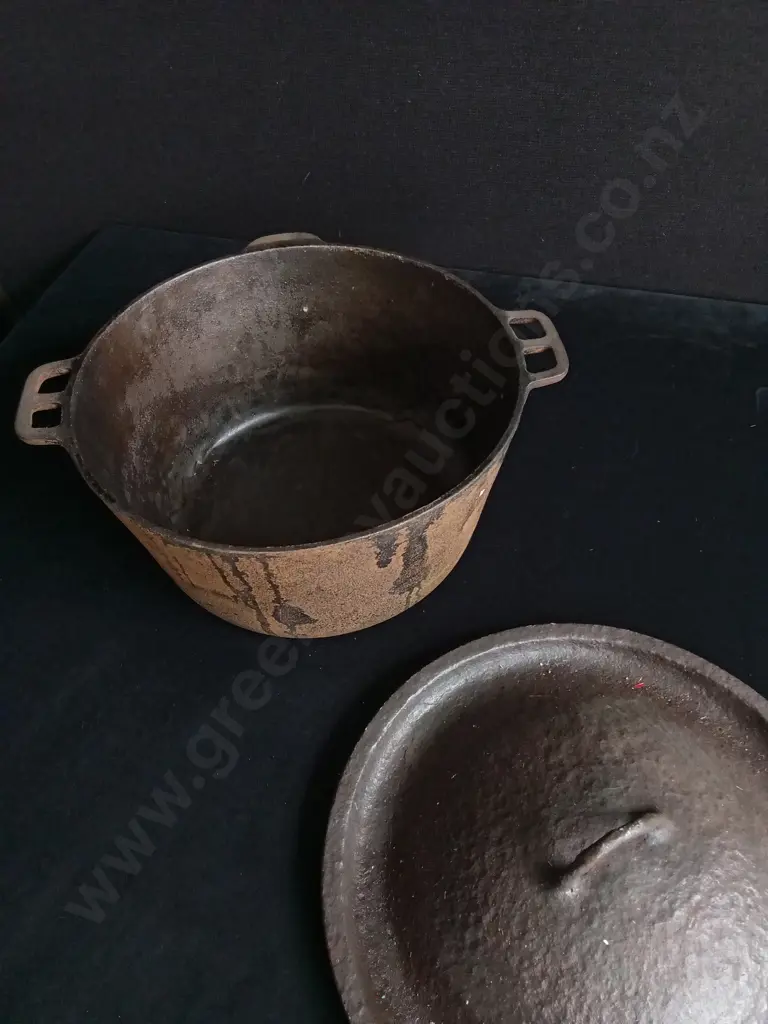 VINTAGE CAST IRON POT AND LID Image 1++