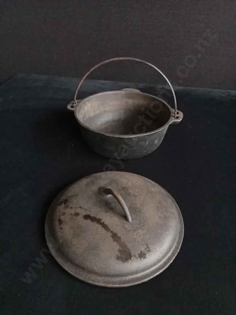 VINTAGE CAST IRON POT AND LID Image 1++