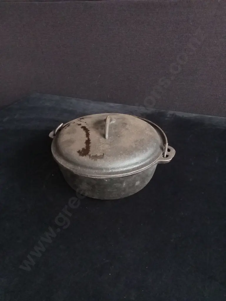 VINTAGE CAST IRON POT AND LID Image 1++