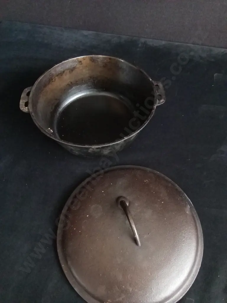 VINTAGE CAST IRON POT AND LID Image 1++