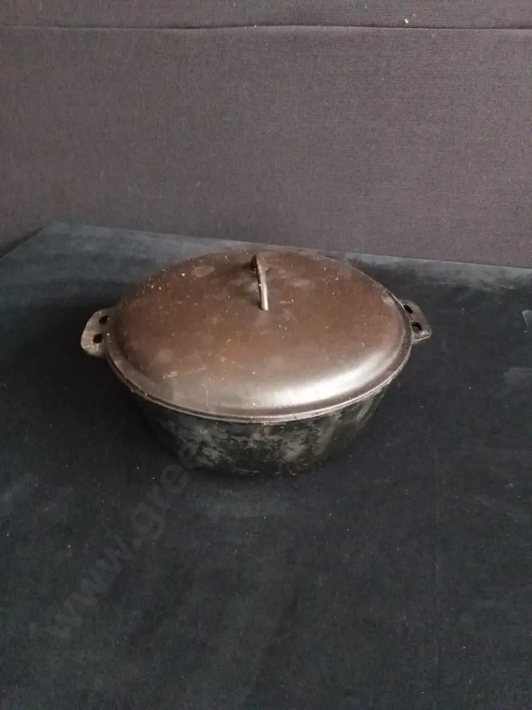VINTAGE CAST IRON POT AND LID Image 1++