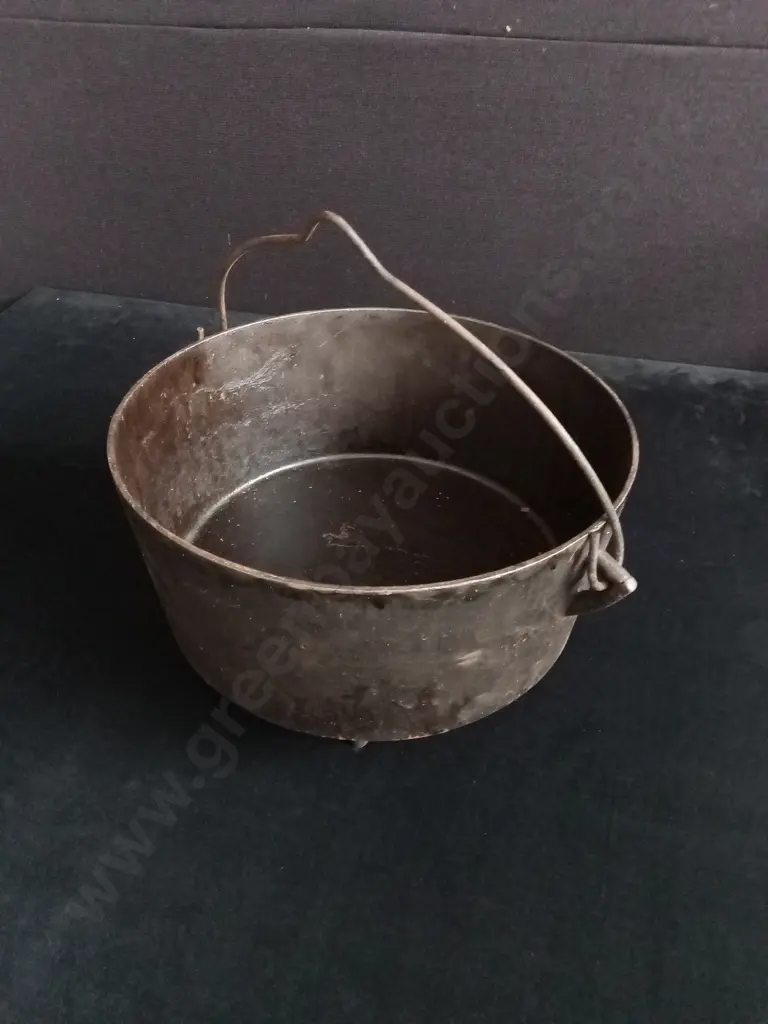 VINTAGE CAST IRON POT Image 1++