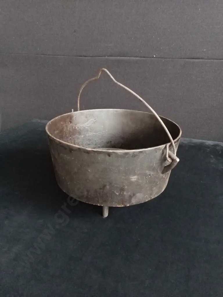 VINTAGE CAST IRON POT Image 1++