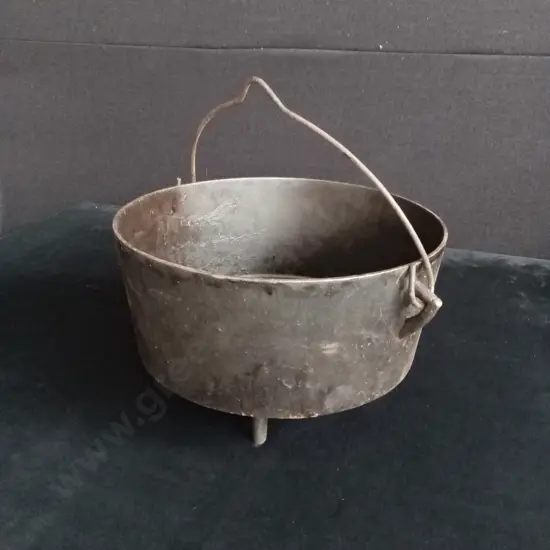 VINTAGE CAST IRON POT