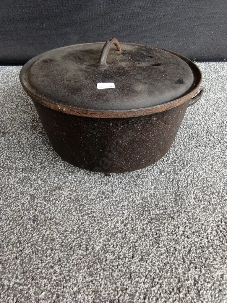 VINTAGE CAST IRON POT WITH FEET, HANDLE AND LID Image 1++